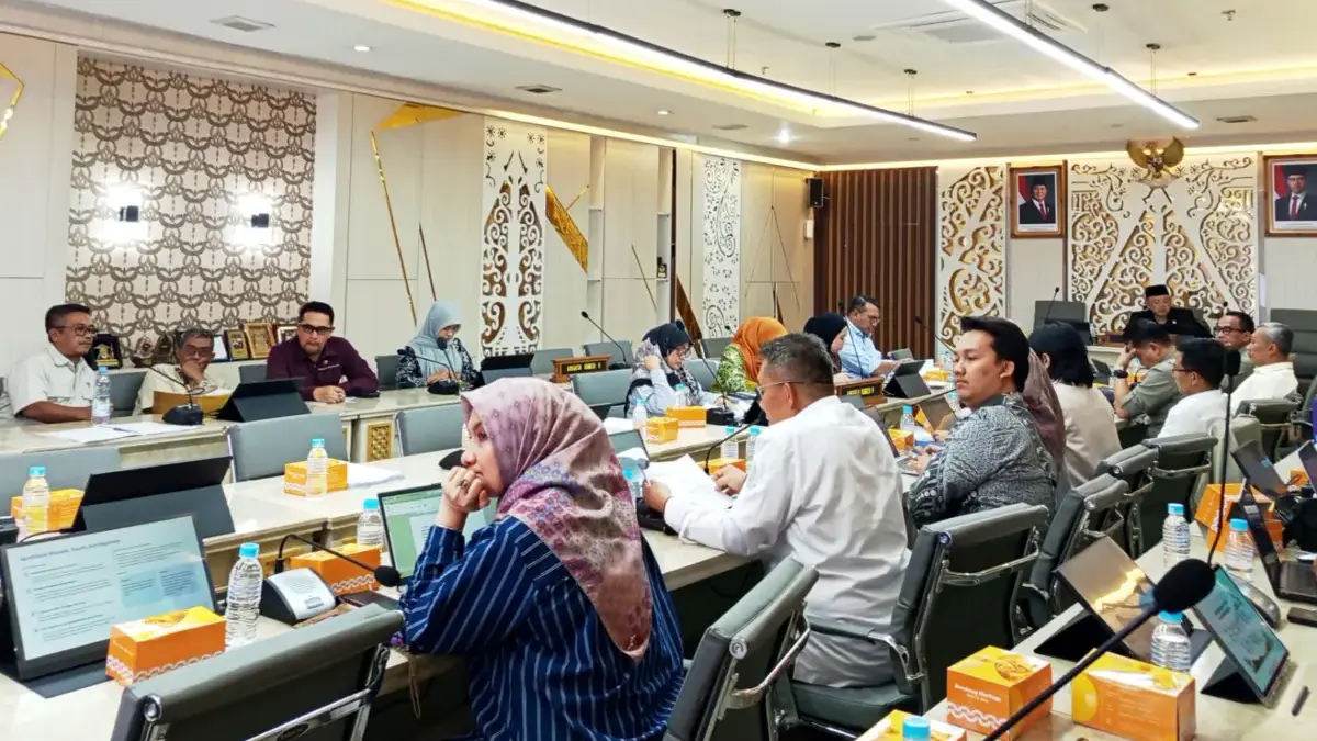 Pansus XIV Mulai Bahas Raperda Pendidikan, Perdalam Naskah Akademik Rapat Pansus XIV Selasa (7/7). (son)