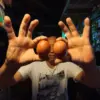 Pedagang menunjukan telur di Pasar Kosambi, Kota Bandung, Selasa (7/7/2026). Foto: Dimas Rachmatsyah
