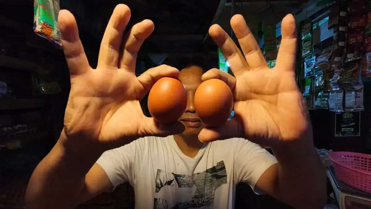 Harga Telur di Bandung Turun Jadi Rp24 Ribu per Kilogram, Pedagang Sebut Dampak Liburnya Program MBG Pedagang menunjukan telur di Pasar Kosambi, Kota Bandung, Selasa (7/7/2026). Foto: Dimas Rachmatsyah