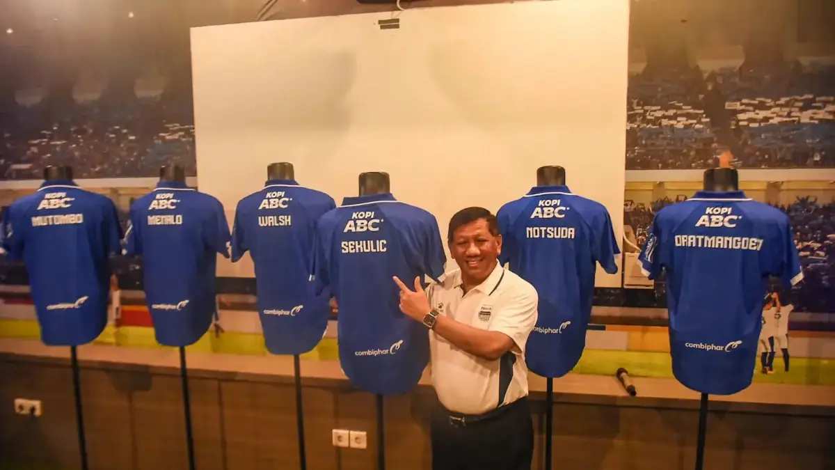 Komisaris PT PERSIB Bandung Bermartabat, Kuswara S. Taryono mengumumkan pemain baru Persib Bandung di Graha Pe