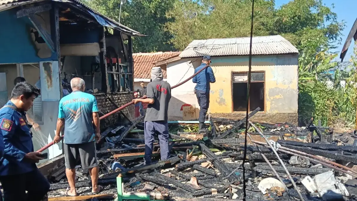 Diduga Lupa Matikan Tungku, 2 Rumah di Cimanggung Sumedang Ludes Terbakar Diduga Lupa Matikan Tungku, 2 Rumah di Cimanggung Sumedang Ludes Terbakar