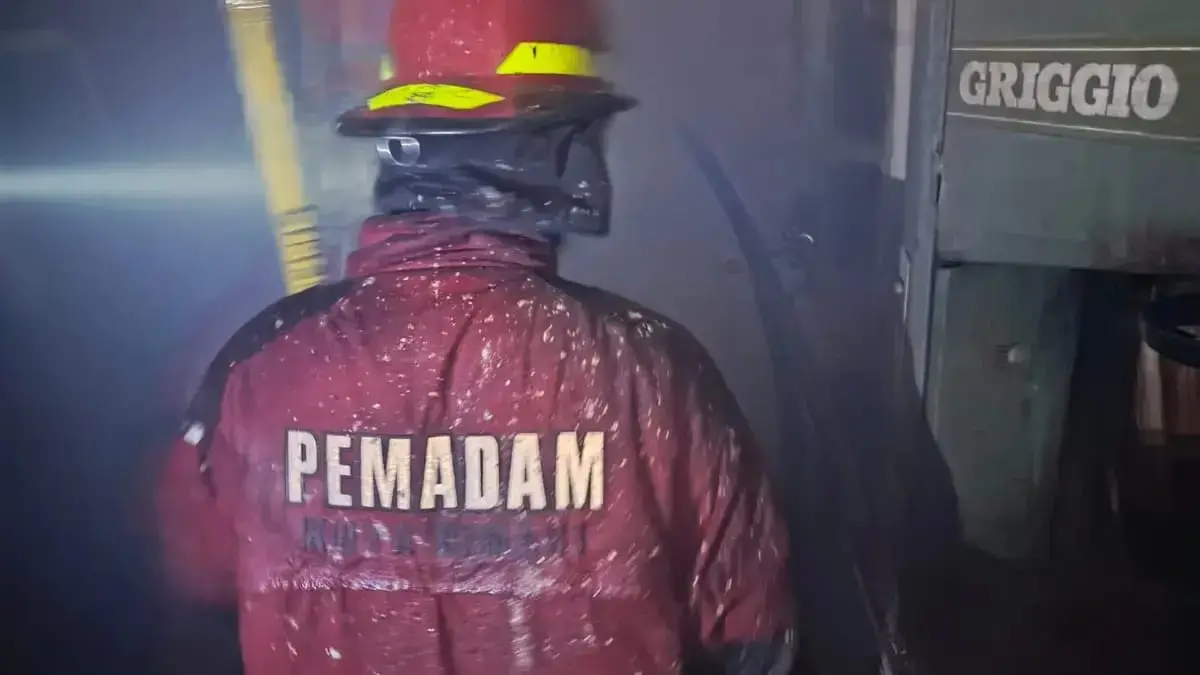 Kebakaran di Cimahi Capai 20 Kasus Selama Januari-Juni 2026, Ini Penyebab Terbesarnya Petugas Pemadam Kebakaran (Damkar) Kota Cimahi saat Bertugas Melakukan Pemadaman (Doc: Damkar Cimahi)