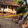 Garis police line dipasang di lokasi ledakan yang menewaskan tiga warga Kampung Ciparang, Desa Cipatat, Bandun