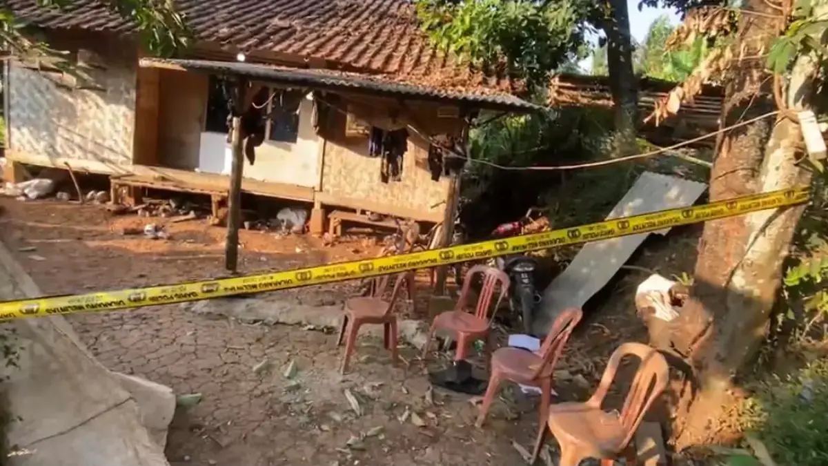 Polisi Selidiki Asal-usul Proyektil yang Menewaskan Tiga Warga Cipatat Garis police line dipasang di lokasi ledakan yang menewaskan tiga warga Kampung Ciparang, Desa Cipatat, Bandun