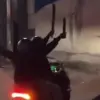Aksi sekelompok pemuda yang mengacung-acungkan senjata tajam sambil berboncengan tiga di atas sepeda motor vir