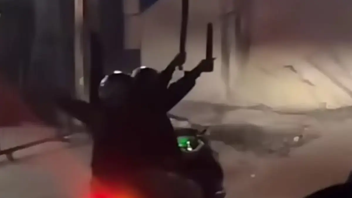 Viral Gerombolan Bermotor Acungkan Parang di Rancamanyar, Polisi Selidiki Aksi sekelompok pemuda yang mengacung-acungkan senjata tajam sambil berboncengan tiga di atas sepeda motor vir