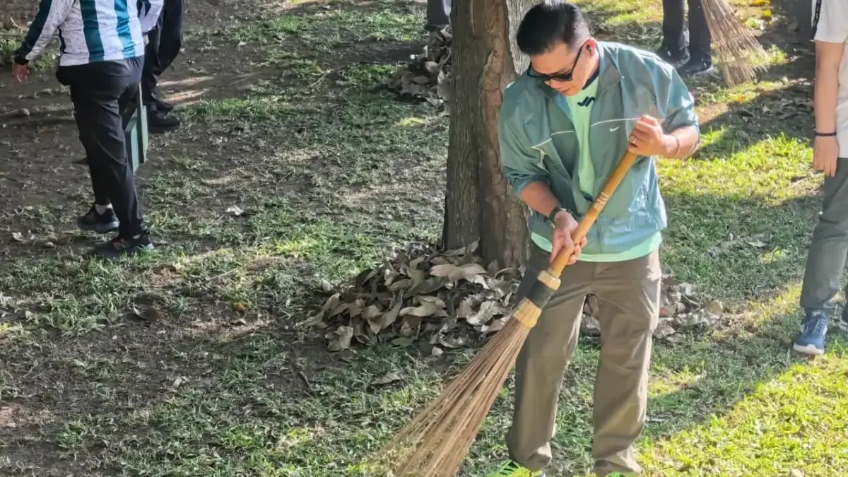 Bupati Bandung Perkuat Gerakan Jumat Bersih, Warga Diajak Rutin Korve Jaga Lingkungan Bupati Bandung saat mengikuti kegiatan Indonesia Asri di Kompleks Pemerintah Kabupaten Bandung, Soreang, Jumat