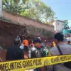 Proses evakuasi terhadap korban yang tertimbin material tanah usai tembok pembatas tebing ambrol di Dusun Negl