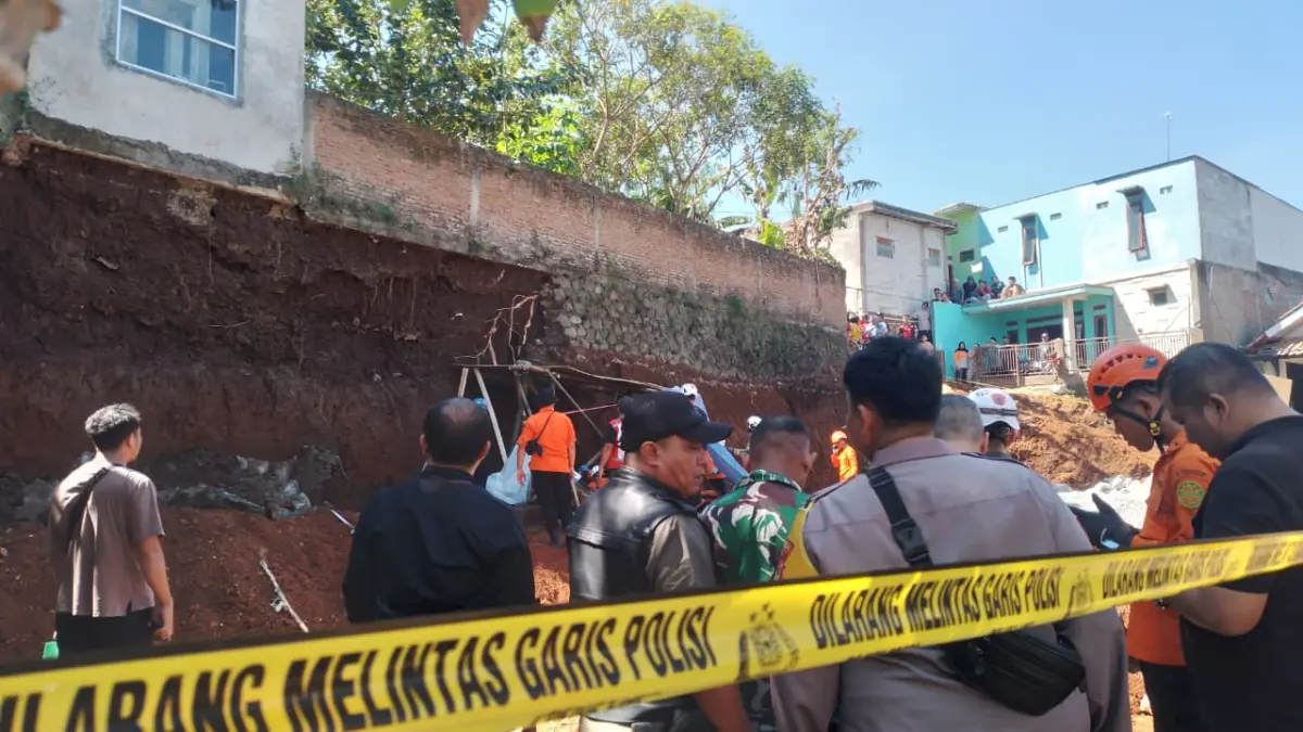 Proses evakuasi terhadap korban yang tertimbin material tanah usai tembok pembatas tebing ambrol di Dusun Negl