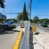 Kendaraan melintas disamping proyek penataan halaman Gedung Sate dan kawasan Gasibu di Jalan Surapati