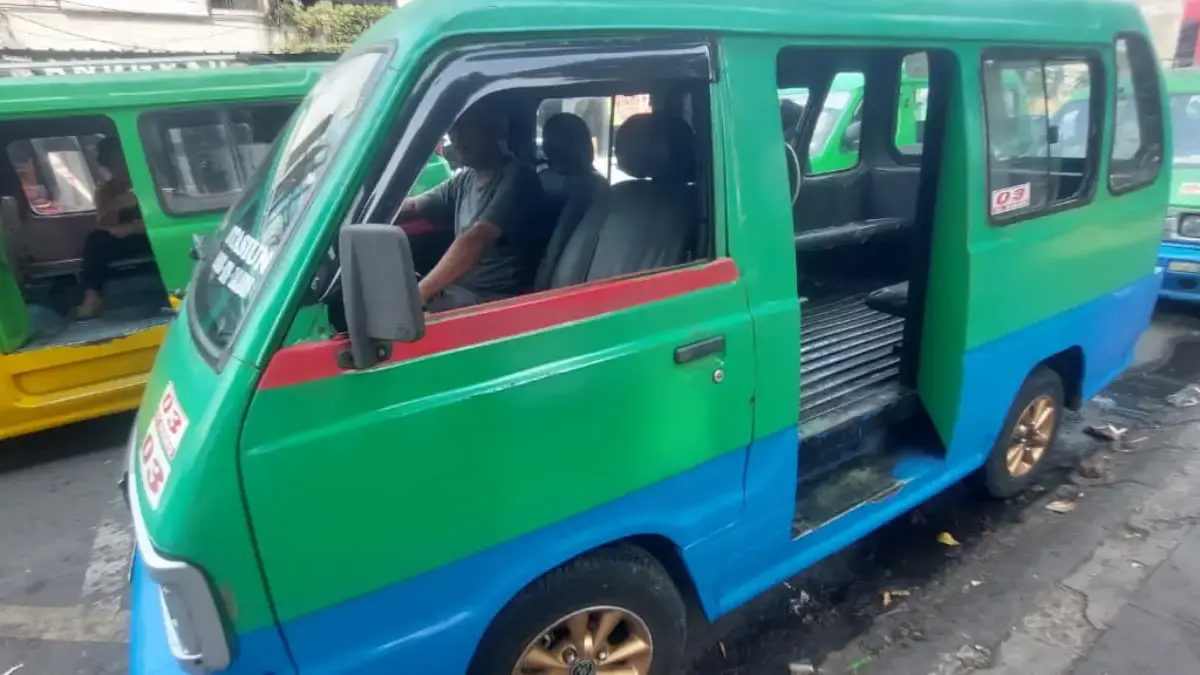 600 Sopir Angkot Terdampak Penataan Diproyeksikan Ikut Padat Karya Pemkot Bogor, Dapat Rp120 Ribu per Hari Ilustrasi sopir angkutan kota (angkot) di Kota Bogor. Foto: Sekar Andini