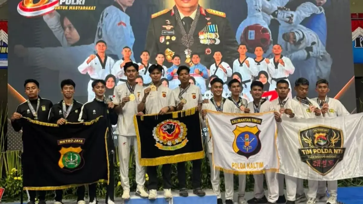 Briptu Dhiva Rahmani Sonjaya (podium 1 tengah) berhasil raih medali emas pada ajang Kapolri Cup 2026