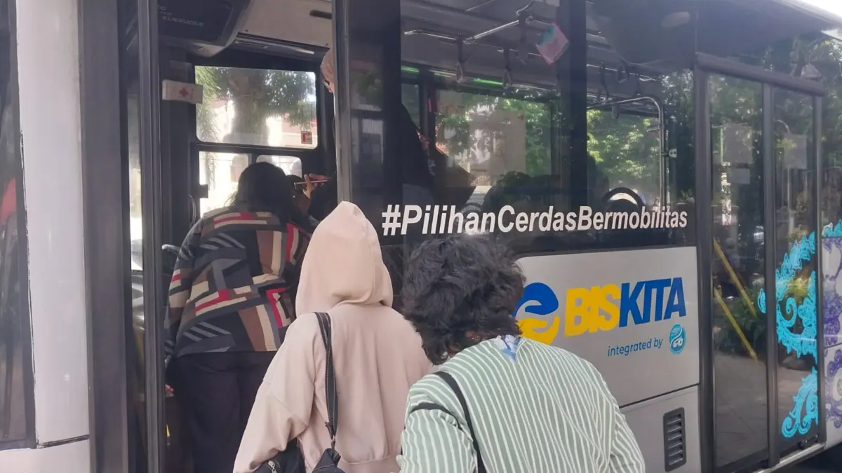 Wacana Tarif BisKita K1 K2 Naik Jadi Rp7.000, Pengguna Pertimbangkan Bawa Motor Sendiri hingga Jalan Kaki Ilustrasi penumpang saat menggunakan BisKita Trans Pakuan Kota Bogor. Foto: Sekar Andini