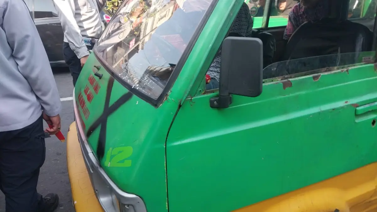 Sopir Angkot Tua di Bogor Akui Hapus Coretan Tak Laik Jalan: Biar Bisa Nyari Duit Sopir Angkot Tua di Bogor Akui Hapus Coretan Tak Laik Jalan: Biar Bisa Nyari Duit