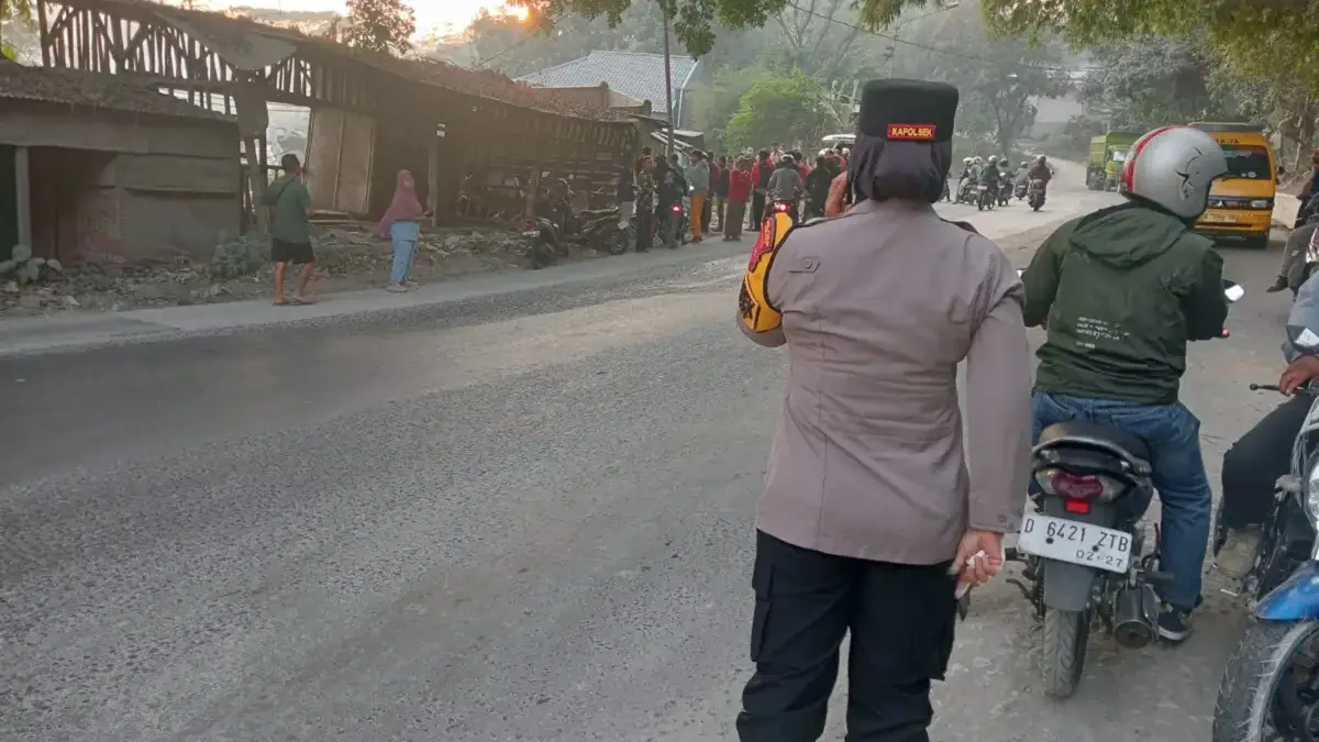 Truk Dump Tanpa Pengemudi Hantam Pejalan Kaki dan Kios Truk Dump Tanpa Pengemudi Hantam Pejalan Kaki dan Kios
