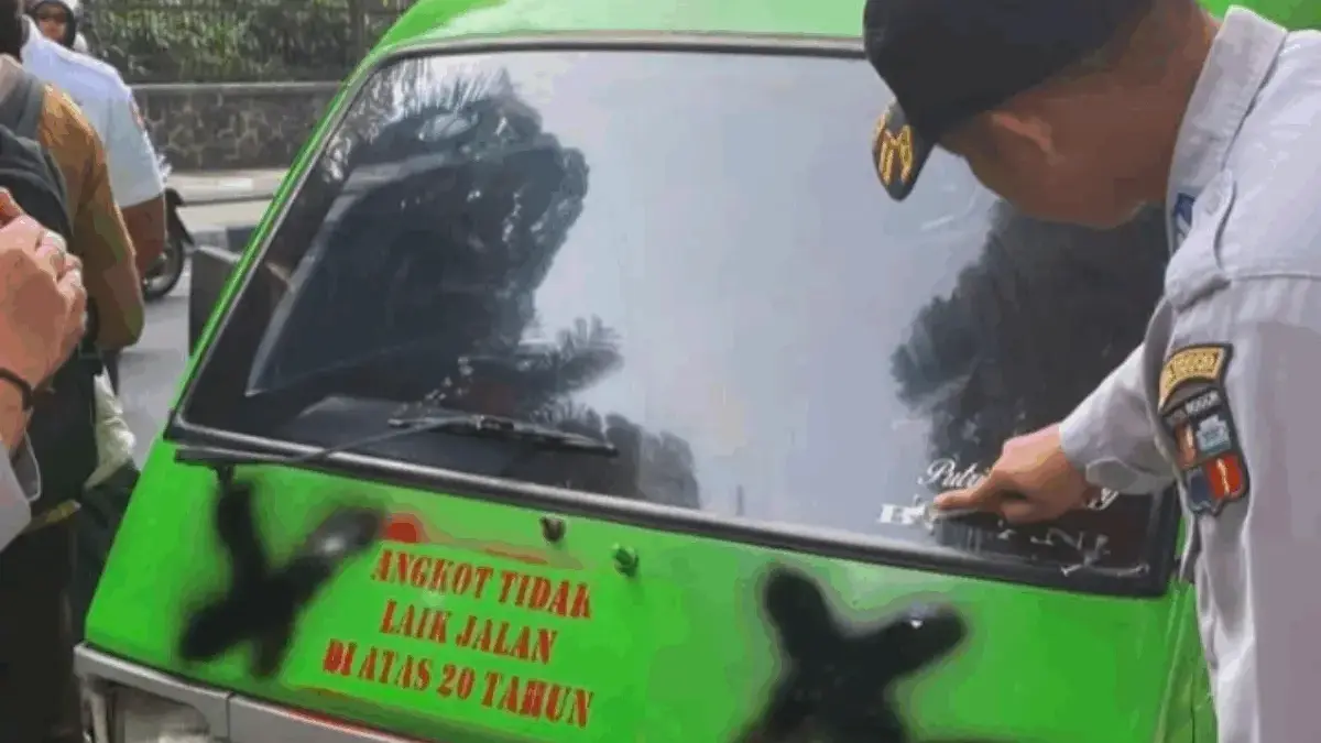 21 Angkot Tua di Kota Bogor Terjaring Razia, 10 Unit Langsung Dikandangkan 21 Angkot Tua di Kota Bogor Terjaring Razia, 10 Unit Langsung Dikandangkan