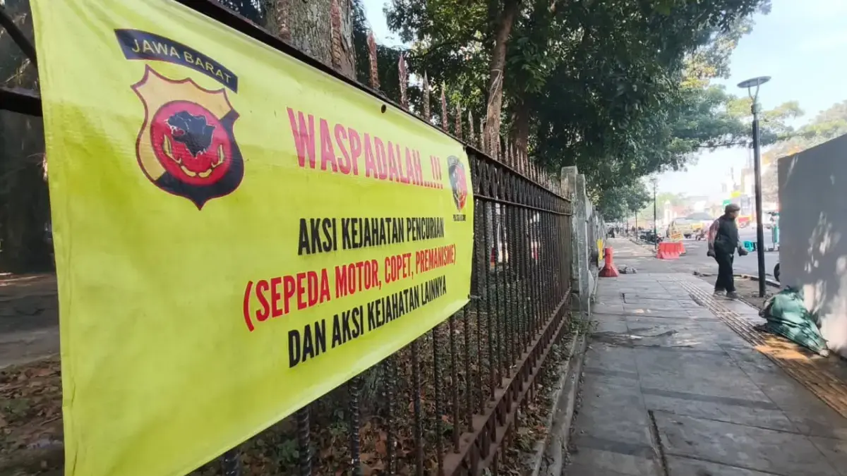 Aksi Curas Marak di Kota Bandung, Warga Diminta Segera Lapor ke 110 Spanduk peringatan aksi kriminalitas terpasang di kawasan Tegalega, Kota Bandung, Rabu (15/7/2026). Foto: Dima