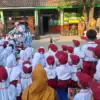 MPLS Ramah Anak, Badut Sulap Lapangan SD di Cimahi Jadi Ruang Belajar yang Menghibur
