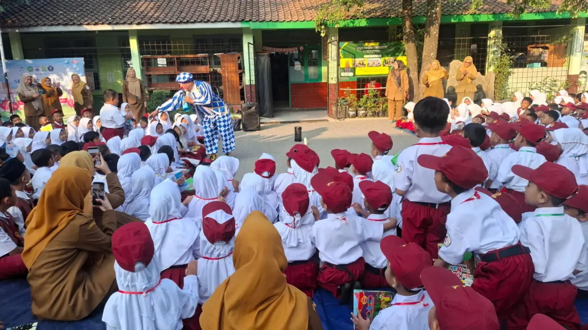 MPLS Ramah Anak, Badut Sulap Lapangan SD di Cimahi Jadi Ruang Belajar yang Menghibur MPLS Ramah Anak, Badut Sulap Lapangan SD di Cimahi Jadi Ruang Belajar yang Menghibur