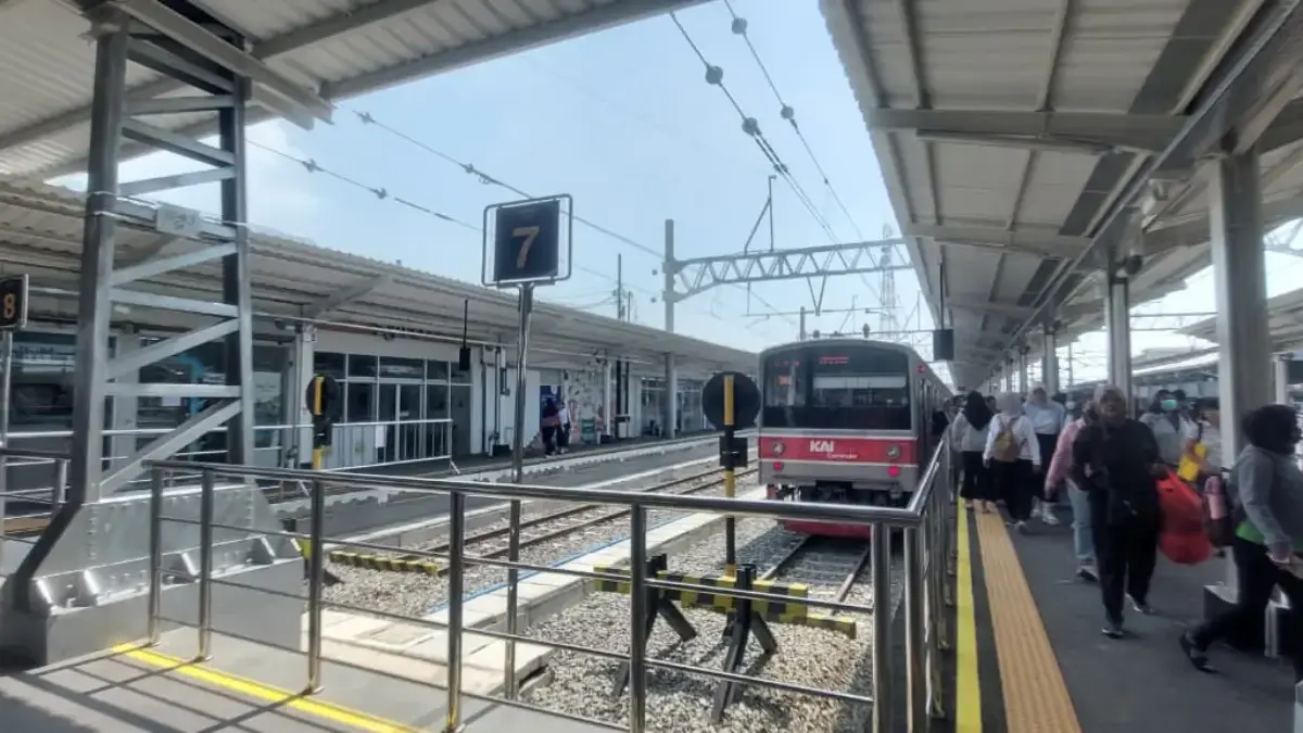 Peron Baru Stasiun Bogor Resmi Beroperasi, Kini Siap Layani KRL 12 Rangkaian Peron dan jalur 6, 7, 8 Stasiun Bogor resmi beroperasi untuk melayani pengguna KRL dengan 12 rangkaian kereta