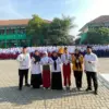 Kepala MTsN Kota Cimahi, Rubaitun Bersama Jajaran saat Foto Bersama Siswa-siswi Baru dalam Pelaksanaan Matamud