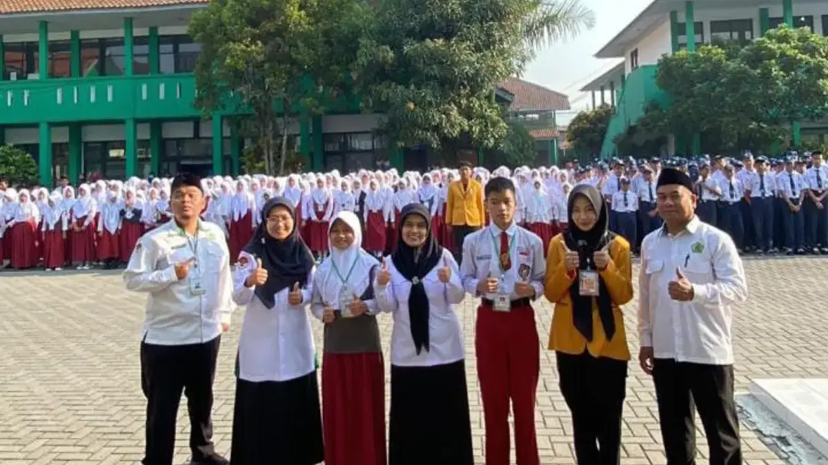 Kepala MTsN Kota Cimahi, Rubaitun Bersama Jajaran saat Foto Bersama Siswa-siswi Baru dalam Pelaksanaan Matamud
