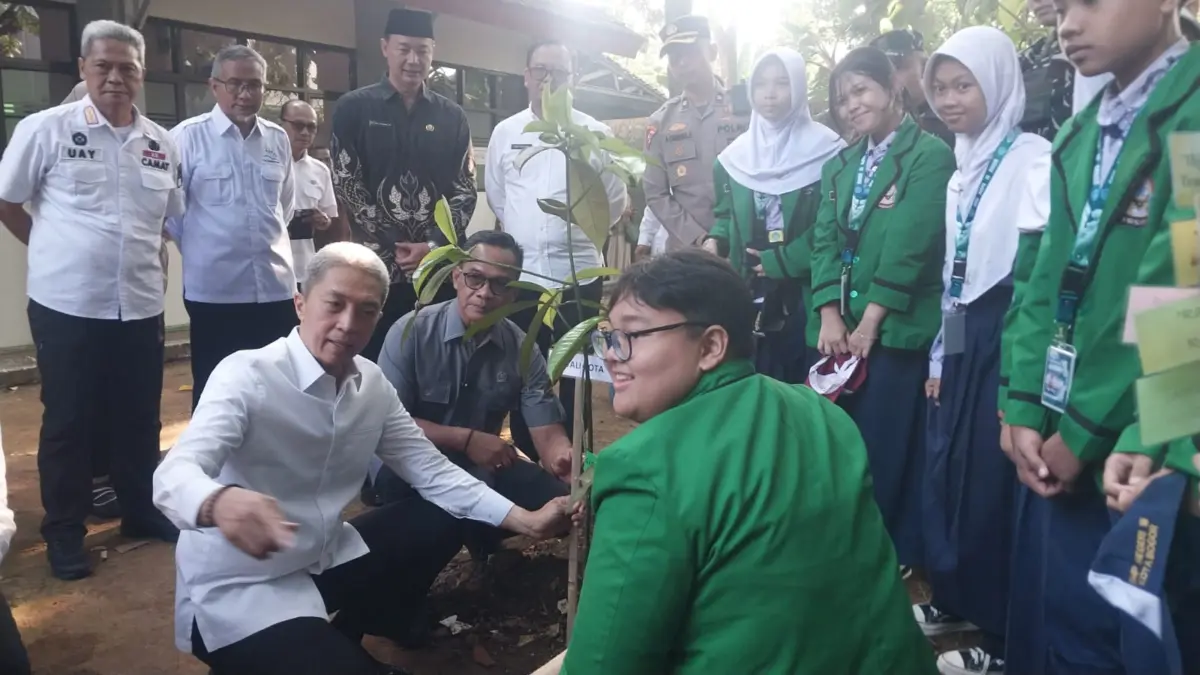 Siswa SMPN 18 Kota Bogor bersama Wali Kota Bogor, Dedie A. Rachim, dan pihak terkait lainnya saat melakukan