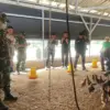 Pangdam III/Siliwangi Mayor Jenderal TNI Kosasih melakukan panen perdana Program Cikabayam (Citarum Harum Kamb