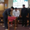 Wakil Wali Kota Cimahi, Adhitia Yudhistira saat Menandatangani Hasil Rapat Paripurna terkait Ranperda Pertangg