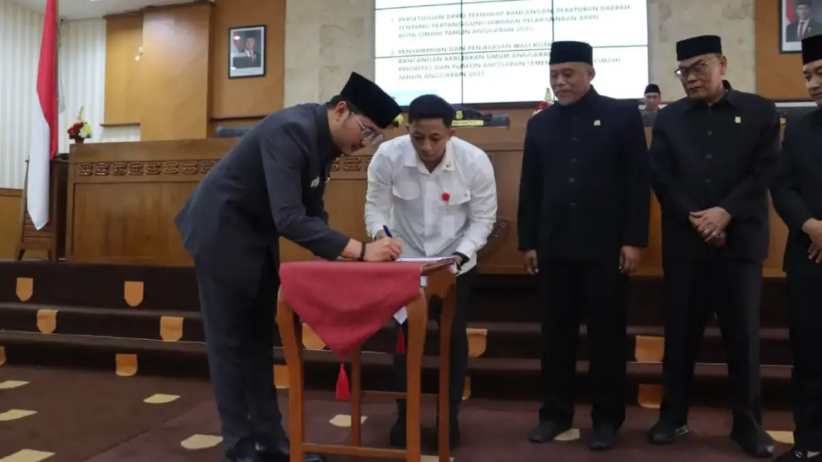 Pemkot Cimahi Siapkan Kebijakan Anggaran untuk Percepat Pembangunan dan Daya Saing Daerah Wakil Wali Kota Cimahi, Adhitia Yudhistira saat Menandatangani Hasil Rapat Paripurna terkait Ranperda Pertangg