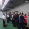 Petugas lapas saat merazia kamar hunian di Lapas Banjar belum Rabu (15/7/2026) malam. (Istimewa/Lapas Banjar)
