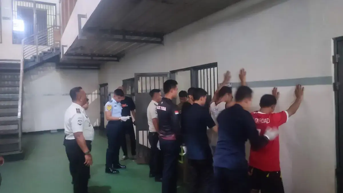 Petugas lapas saat merazia kamar hunian di Lapas Banjar belum Rabu (15/7/2026) malam. (Istimewa/Lapas Banjar)