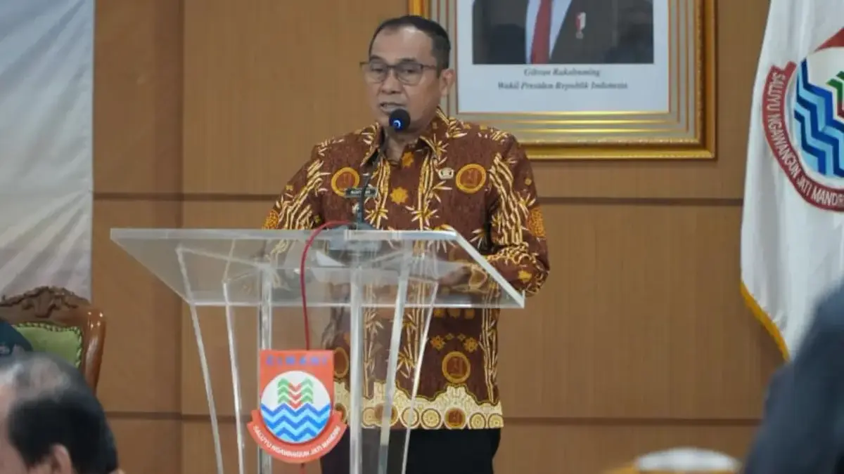 Di Tengah Ketidakpastian Ekonomi Global, Pemahaman APBN dan ORI030 Dinilai Kian Penting Wali Kota Cimahi, Ngatiyana saat Memberikan Sambutan dalam Edukasi Literasi Keuangan dan Sosialisasi APBN sert