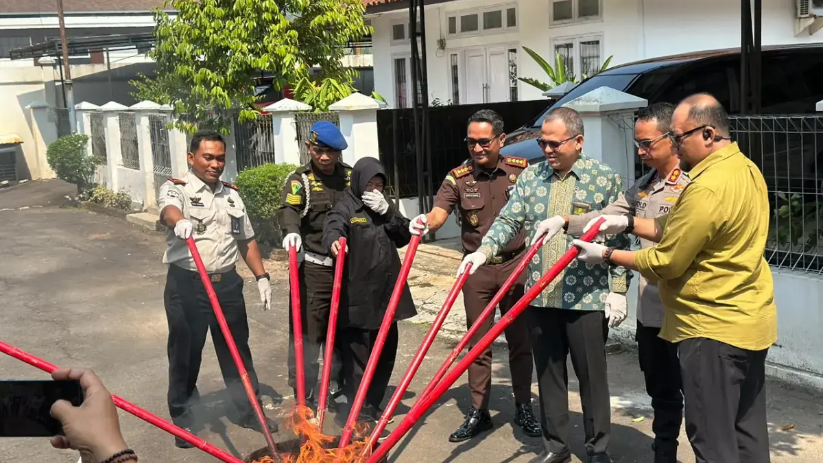 Kejaksaan Negeri Kota Banjar bersama Forkopimda memusnahkan barang bukti hasil kejahatan yang sudah