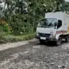 Kondisi jalanan di Kampung Cisaat, Desa Deudeul, Kecamatan Taraju, Kabupaten Tasikmalaya.