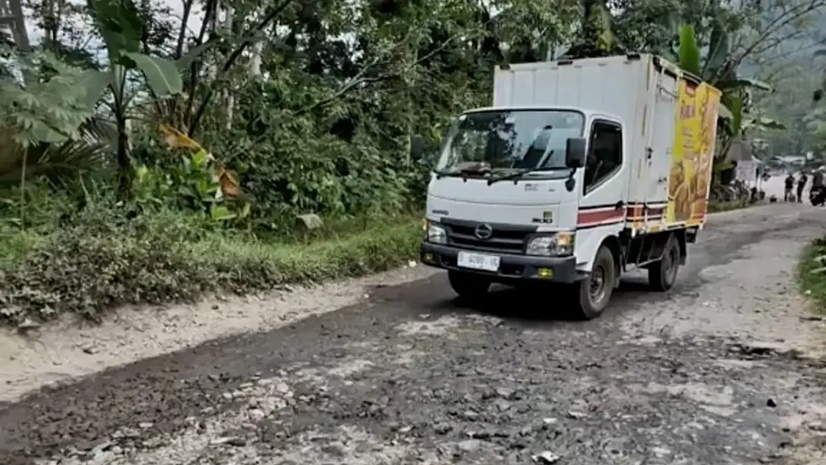 Wabup Tasikmalaya Tagih Janji Gubernur, Minta Perbaikan Jalan Taraju Segera Direalisasikan Kondisi jalanan di Kampung Cisaat, Desa Deudeul, Kecamatan Taraju, Kabupaten Tasikmalaya.