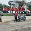 Sidik Permana (43) bersama Motornya saat Tiba di Kilometer 0 Indonesia Istimewa)