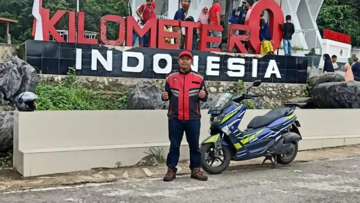 Sidik Permana (43) bersama Motornya saat Tiba di Kilometer 0 Indonesia Istimewa)