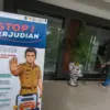 Spanduk himbauan berhenti judi online terpasang di depan pintu masuk Gedung DPRD Provinsi Jawa Barat, Kota Ba