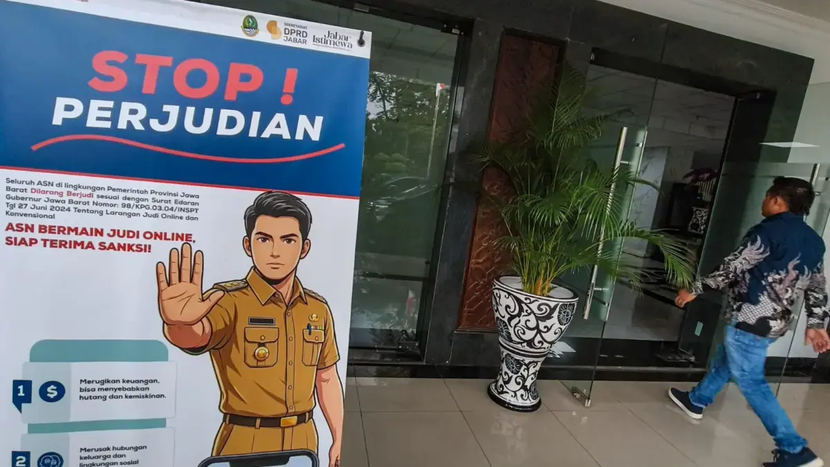 Spanduk himbauan berhenti judi online terpasang di depan pintu masuk Gedung DPRD Provinsi Jawa Barat, Kota Ba