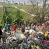 Tumpukan sampah yang selama ini menumpuk di akses Jembatan Tol Terusan Logam-Ciganitri, Desa Cipagalo, Kecamat