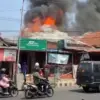 Api disertai kepulan asap membumbung tinggi di atas ruko yang terbakar di Jalan Ciptomangunkusumo, Kabupaten C