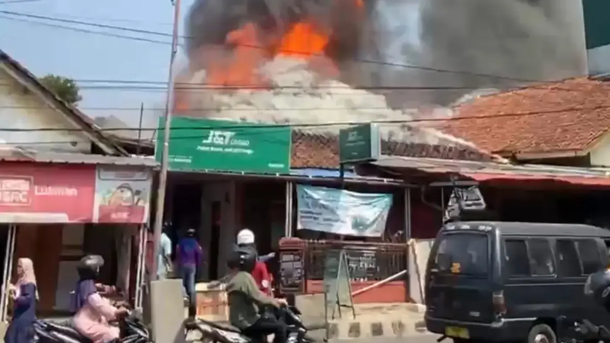 Api disertai kepulan asap membumbung tinggi di atas ruko yang terbakar di Jalan Ciptomangunkusumo, Kabupaten C