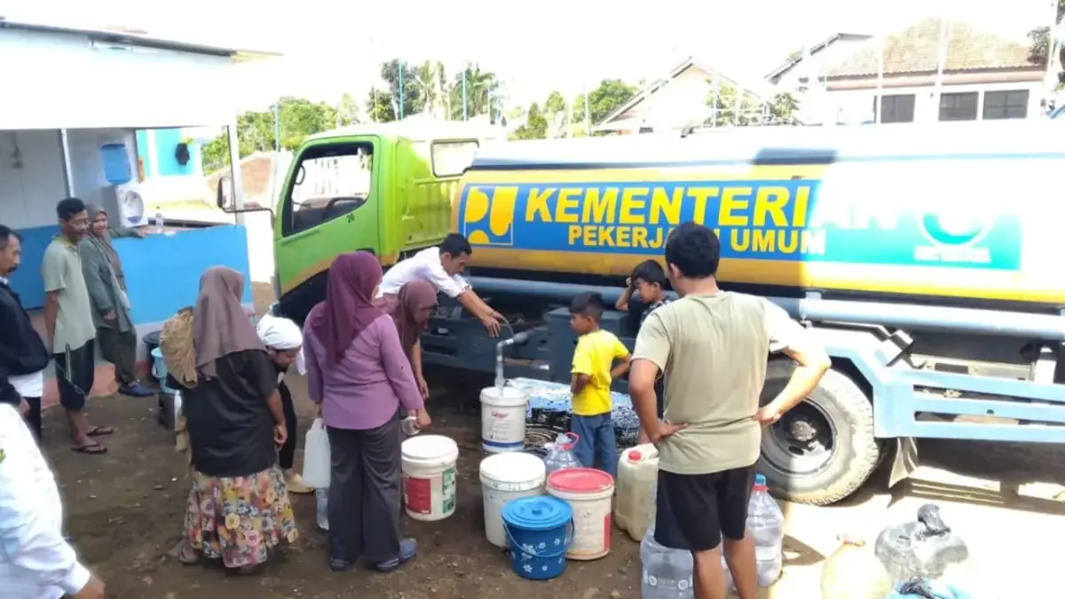Pemkab salurkan air bersih di Kecamatan Bojonggambir, beberapa waktu lalu/Foto: Dok. BPBD