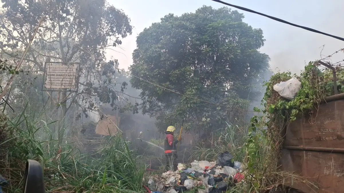 Bakar Sampah Berujung Kebakaran Lahan di Cibeber, Damkar Cimahi Selamatkan Aset Rp2,1 Miliar Bakar Sampah Berujung Kebakaran Lahan di Cibeber, Damkar Cimahi Selamatkan Aset Rp2,1 Miliar