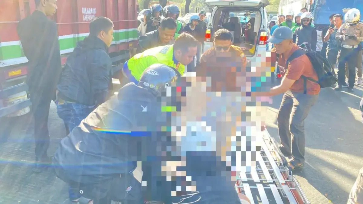Pengendara Motor Tewas usai Terjatuh dan Tertabrak Truk di Rancaekek, Sopir Kabur Diburu Polisi eorang pengendara sepeda motor tewas setelah mengalami kecelakaan lalu lintas di Jalan Raya Bandung-Garut, Kam