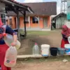 Warga di Kecamatan Bojonggambir bersiap untuk antre air bersih