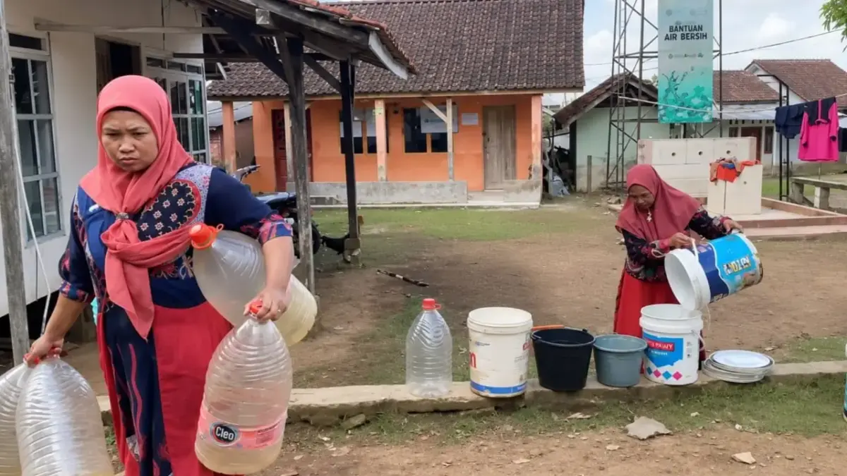 16.869 Jiwa di Tasikmalaya Mulai Kesulitan Air Bersih, BPBD Siapkan Distribusi 100 Ribu Liter Air Warga di Kecamatan Bojonggambir bersiap untuk antre air bersih