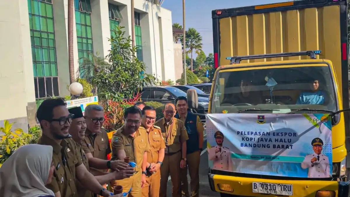 Bandung Barat Lepas Ekspor 20,4 Ton Kopi Java Halu ke Empat Negara Bupati Bandung Barat, Jeje Ritchie Ismail beserta jajarannya saat melepas kopi Arabika Java Halu ke empat nega