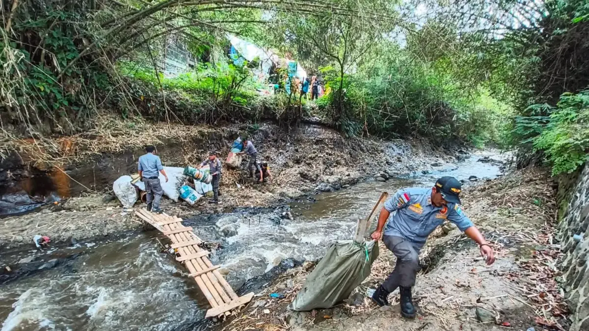 Tinggal di Gubuk Sempit di Bantaran Sungai, Satu Keluarga di Dago Kini Mendapat Harapan Baru Tinggal di Gubuk Sempit di Bantaran Sungai, Satu Keluarga di Dago Kini Mendapat Harapan Baru